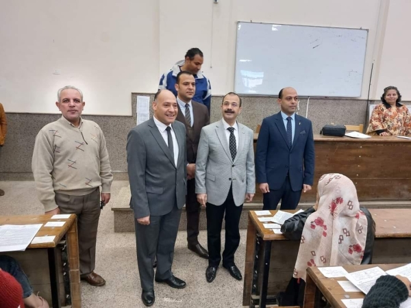 The vice dean of the environment service and the community development inspects the exams in the faculty of physical education